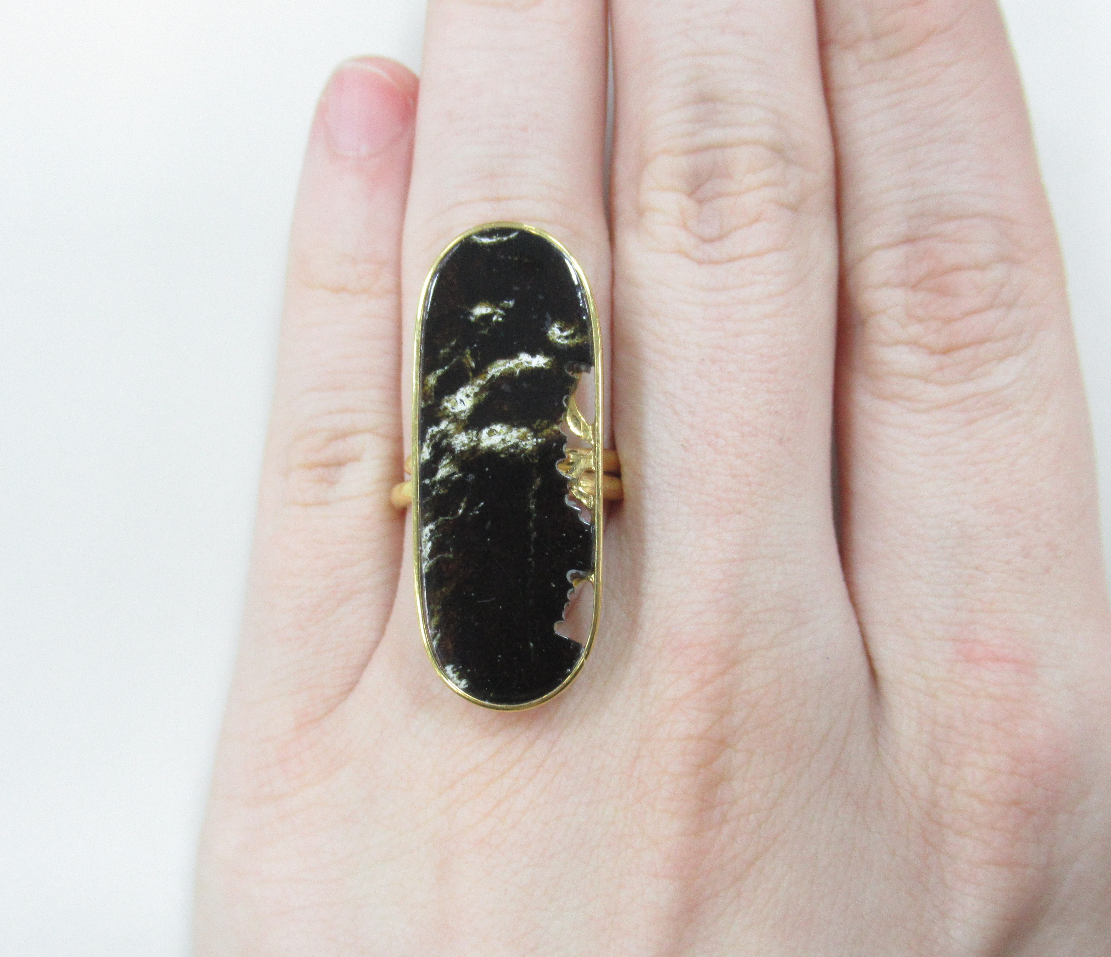 Серебряное кольцо с янтарем